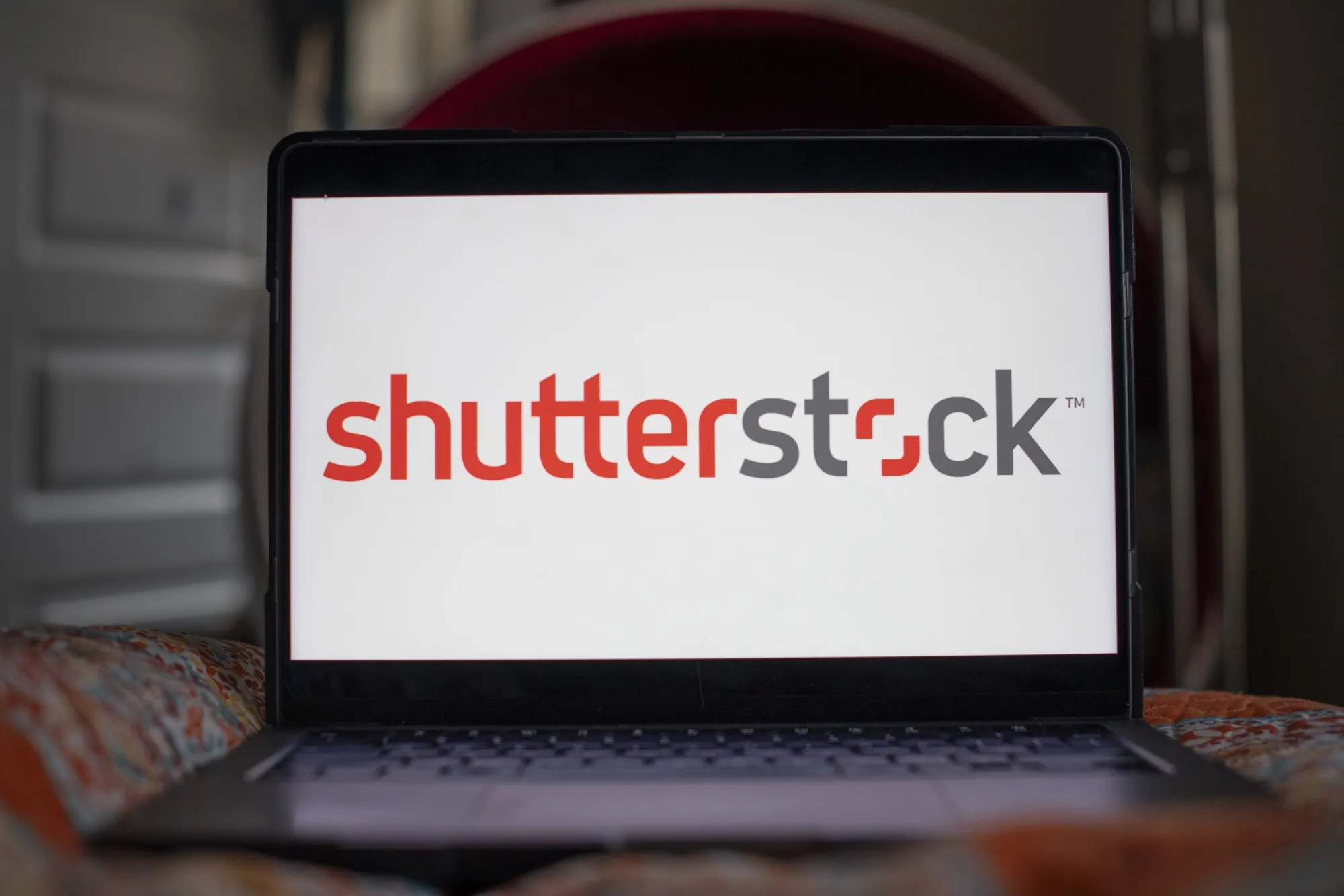 Shutterstock Crashed 30% in One Day — The "Safe" Trade That Blows Up Accounts